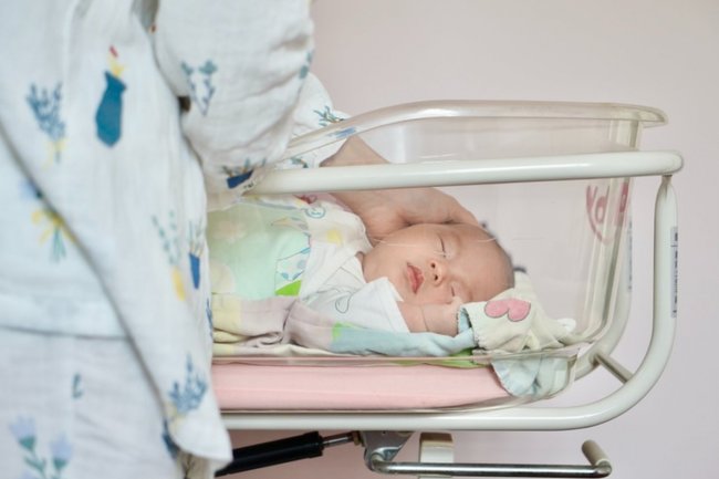 новорожденный младенец малыш ребенок мама материнство родительство семья декрет декретный отпуск роддом перинатальный центр родильный бокс