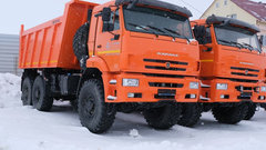 КамАЗы пришли на помощь грузовикам, застрявшим в снегах Москвы