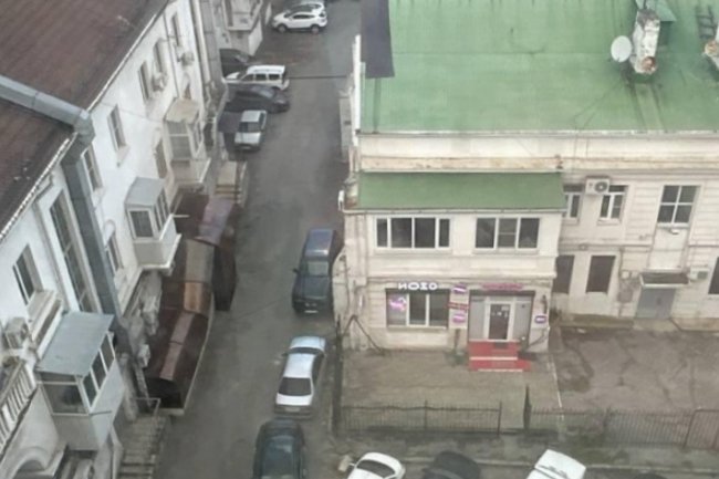 Платная парковка в Новороссийске привела к остановке движения во дворах