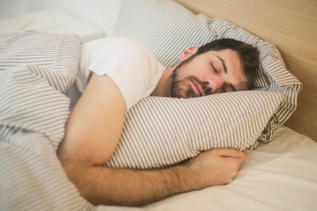 Еда перед сном может навредить здоровью, но лишь косвенно