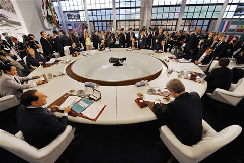 политики за столом переговоров напряженная атмосфера