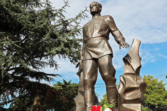 В Симферополе установили памятник легендарному летчику Амет-Хану Султану