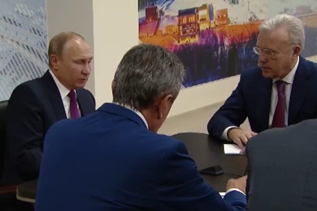 Февраль 2018 года. Владимир Путин и Александр Усс обсуждают экологическую обстановку в Красноярском крае. С тех пор она только ухудшилась.