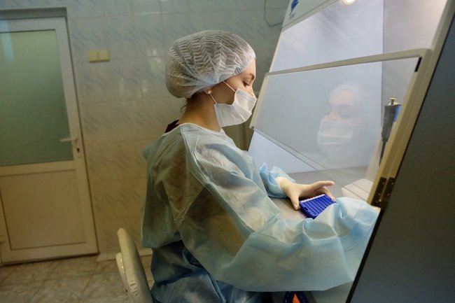 В Югре за стуки выросло число больных коронавирусом на 132 человека