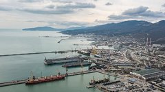 «Стоя на переходе, сыплешься пылью!»: жители Новороссийска недовольны запыленными улицами