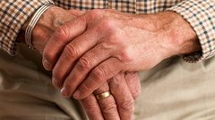 В Кузбассе обнаружили 60-летнего мужчину, прожившего в одиночестве без документов