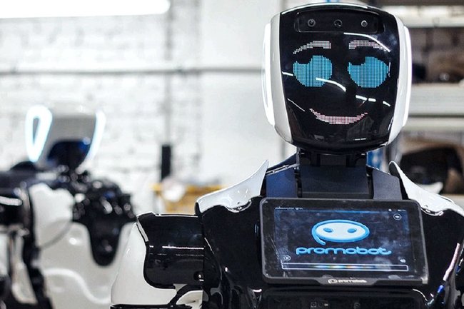 Жители Сургутского района придумали имя для робота-библиотекаря