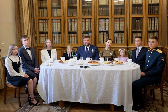 Стихи для Владимира Путина: юный кировчанин стал звездой встречи президента с многодетными семьями