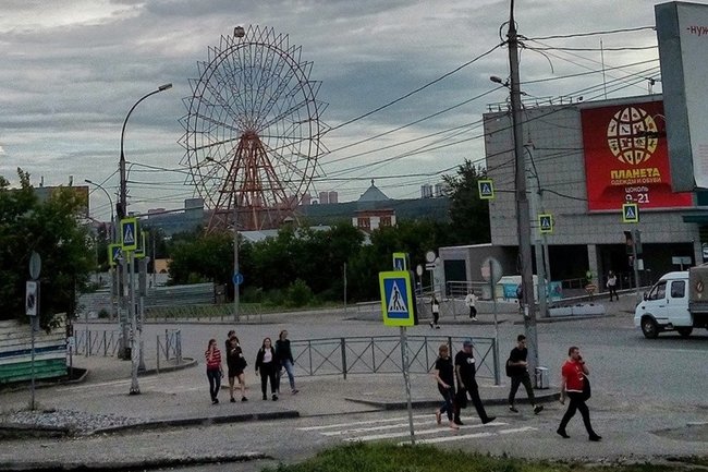 На колесо обозрения в Новосибирске повесили первую кабинку