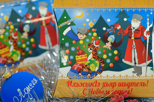 Стало известно, у кого закупят сладкие новогодние подарки от омского губернатора