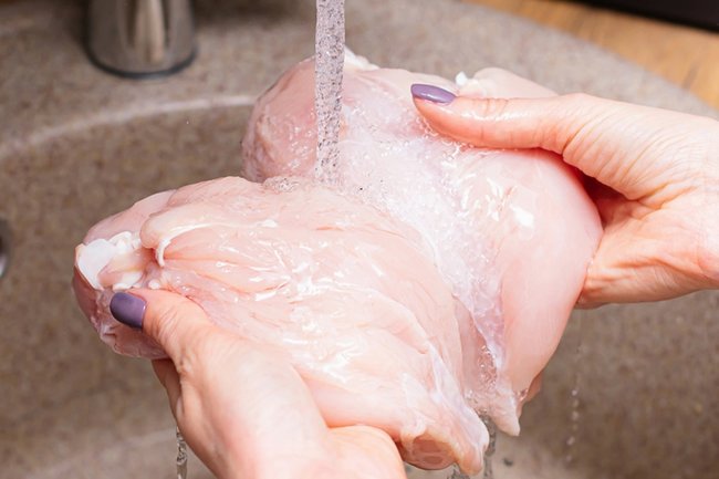 Онищенко объяснил, следует ли промывать сырую курицу перед кулинарной обработкой