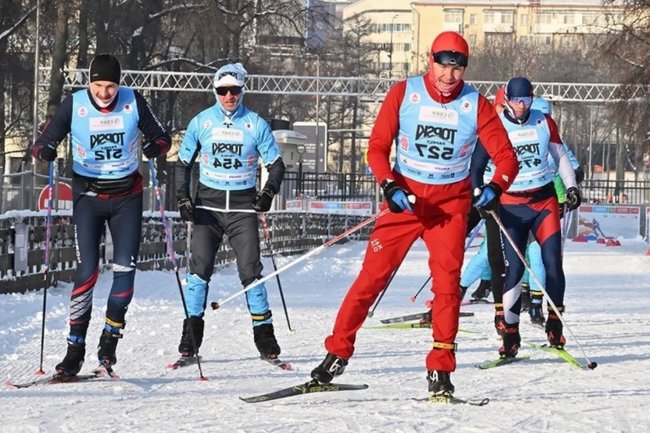 Организаторы напоминают о времени, когда лыжные трассы собирали дворянские компании, а целые семьи участвовали в стартах.