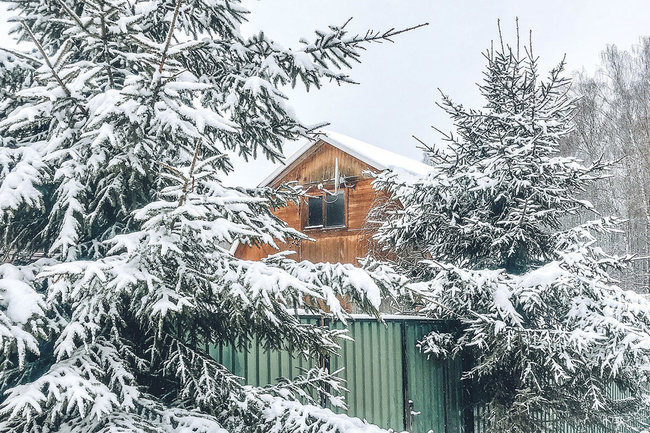 дом дача частный дом деревня зима забор снег 
