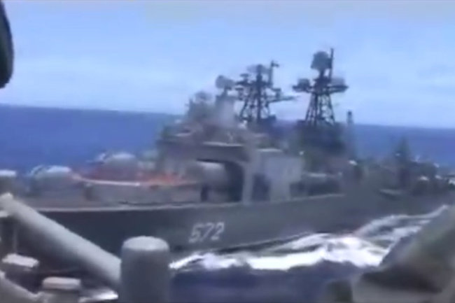 Появилось видео сближения кораблей РФ и США в Филиппинском море