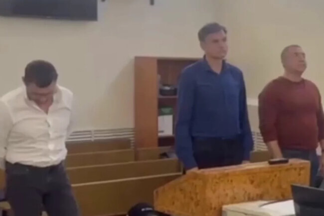 Трое фигурантов дела в зале суда. Фото предоставлено объединённой пресс-службой судов Краснодарского края.
