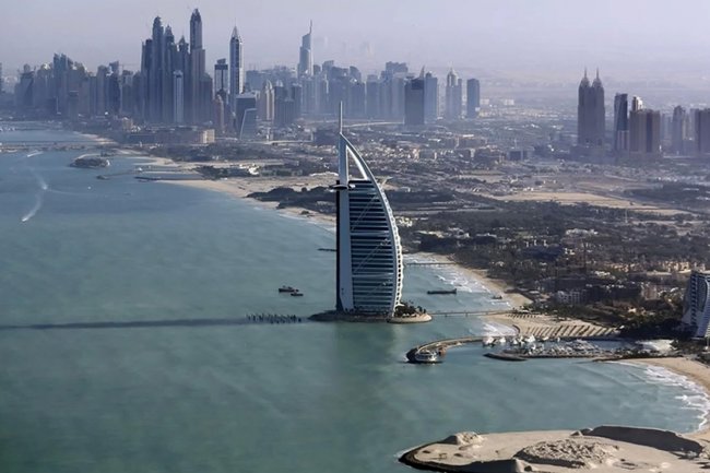 Тысячи россиян оказались в ОАЭ и не могут вернуться домой из-за атак со стороны Ирана.