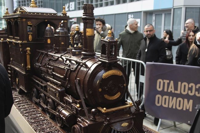 Шоколадная скульптура — поезд в старинном стиле