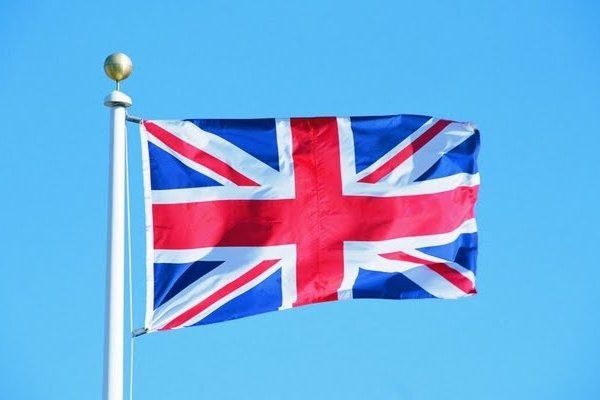 Женщина устроила скандал в детском саду из-за британских флагов на уроке английского