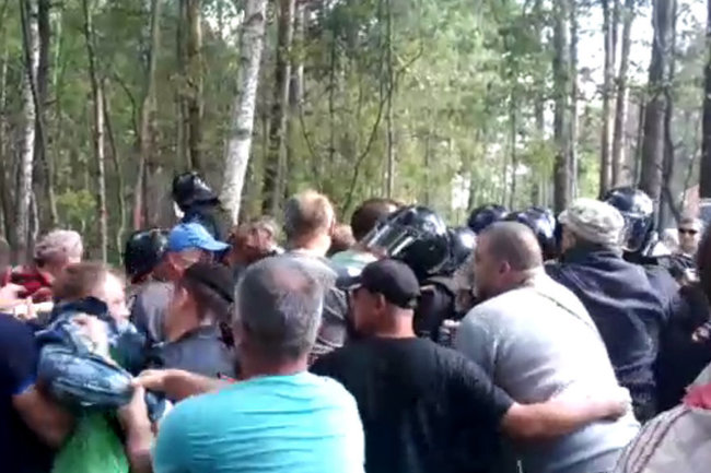 Один на один с озверевшим государством: полиция избивает протестующих против свалки под Ликино-Дулево