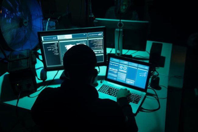 Мошенники, компьютеры, студия, программист