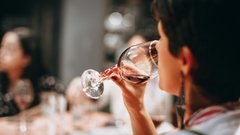 Женщина скончалась после сочетания обезболивающих с алкоголем