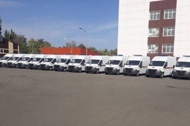 В Карачаево-Черкесии медикам вручили ключи от 17 новых машин скорой помощи