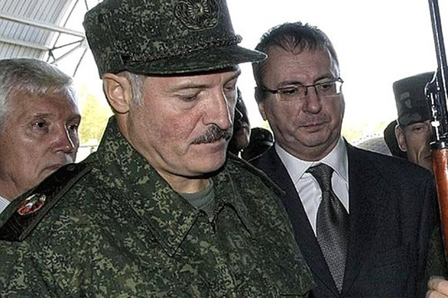 Александру Лукашенко подарили гранатомет во время визита в Гомель