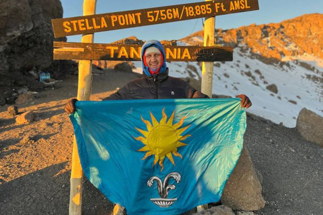 Учитель из Кисловодска Е. Савенко дошел до вершины Килиманджаро и поместил там городской флаг.