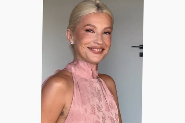 Модель из России без макияжа стала похожа на Памелу Андерсон в соцсетях