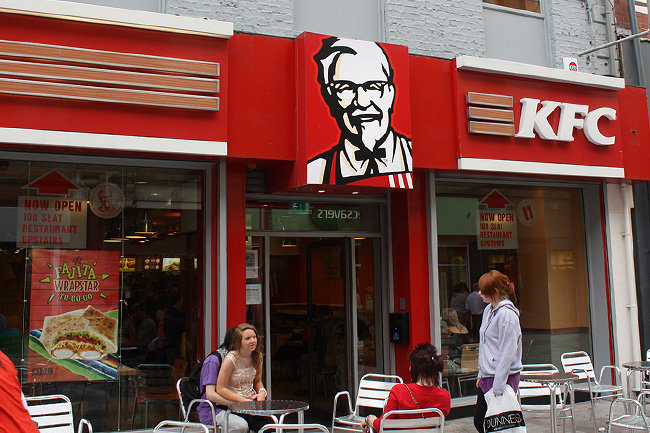 KFC и Pizza Hut наоборот: компании анонсировали ребрендинг