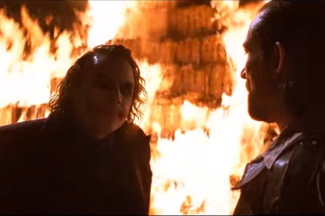 Джокер сжигает деньги