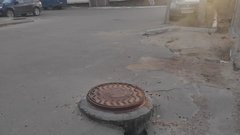 Пенсионерка провалилась в канализационный коллектор в одном из городов России