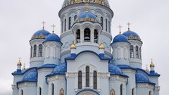 Сургутские энергетики продолжают благоустройство территории крупнейшего православного храма в Югре