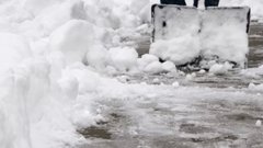 Юрист Ирина Зуй: соседи не имеют права сбрасывать снег на ваш дачный участок