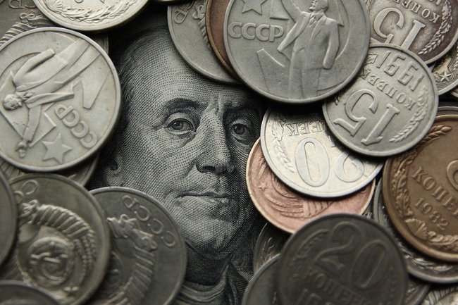 Советские монеты на фоне доллара