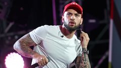 Рэп-исполнитель из России сдал свое оружие