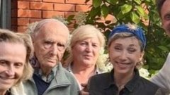 Сергей Дроботенко поделился снимком 82-летней Регины Дубовицкой и разъяснил, почему она не ведет соцсети