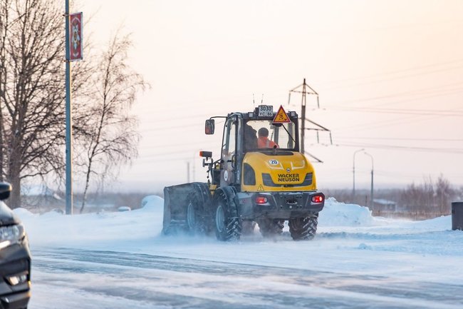 уборка снега снегоуборочная техника снег снегопад дорога Сургут 