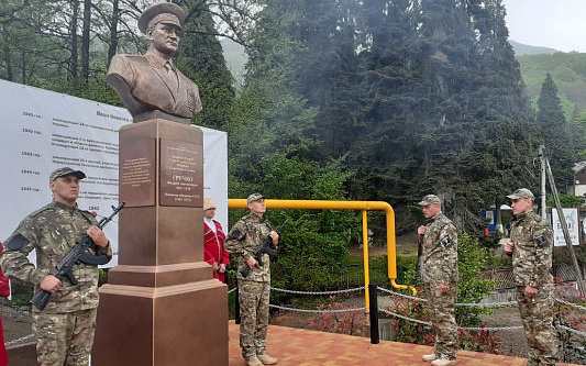 В Сочи на средства горожан установили памятник маршалу Андрею Гречко