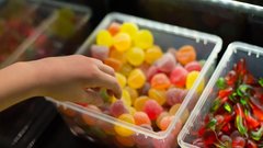 В Госдуме обратили внимание на распространенные среди детей конфеты в виде вейпов