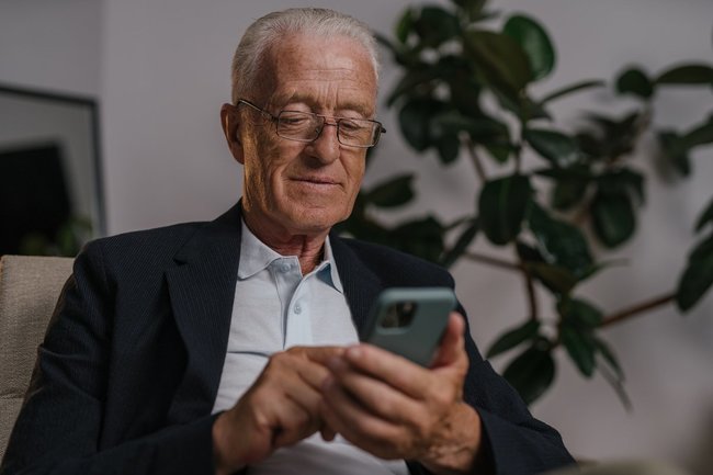 пенсия пенсионер пожилой мужчина дедушка телефон