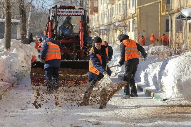 Тюменцы предлагают платные услуги по уборке снега во дворах