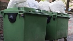 В Кузбассе пожар в мусорных баках чуть не стал причиной уничтожения припаркованных автомобилей