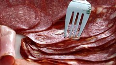 Мяса нет, сплошная соя: Роскачество назвало марки колбасы, которые не стоит брать даже со скидкой
