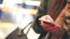 Опасности прогулок с мобильным телефоном в руках