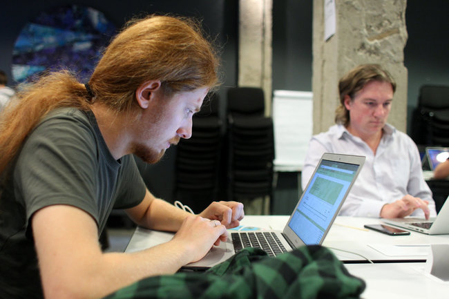 Москва. 24 июня 2017. Программисты-фрилансеры, желающие работать на крупнейшей англоязычной онлайн-бирже фриланса Upwork, во время теста по программированию. Василий Кузьмиченок/ТАСС