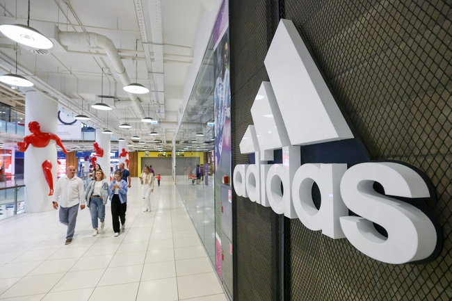 Adidas начала закрывать свои магазины в России