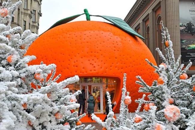 В центре Москвы появился огромный мандарин