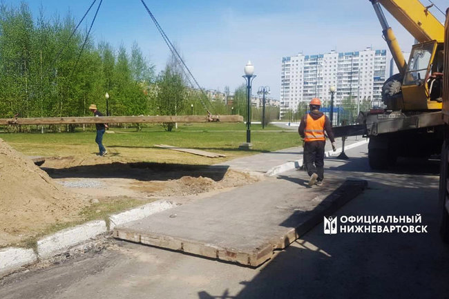 В Нижневартовске завершают ремонт тротуара