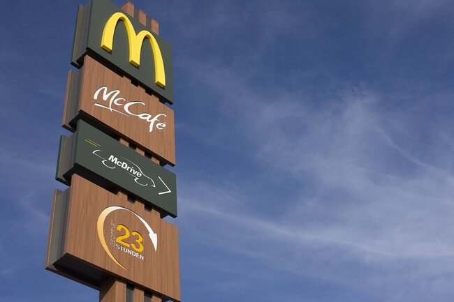 Вывеска McDonald’s в Германии. Архивное фото; не ресторан, упомянутый в иске.